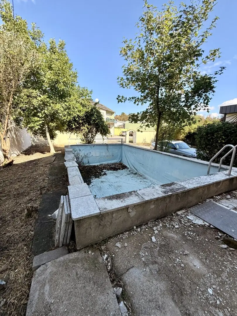 Reisenberg: Single-family house with swimming pool and lots of potential