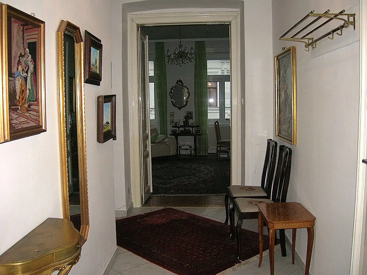 Sunny Erdgeschosswohnung in period building with stable rental income
