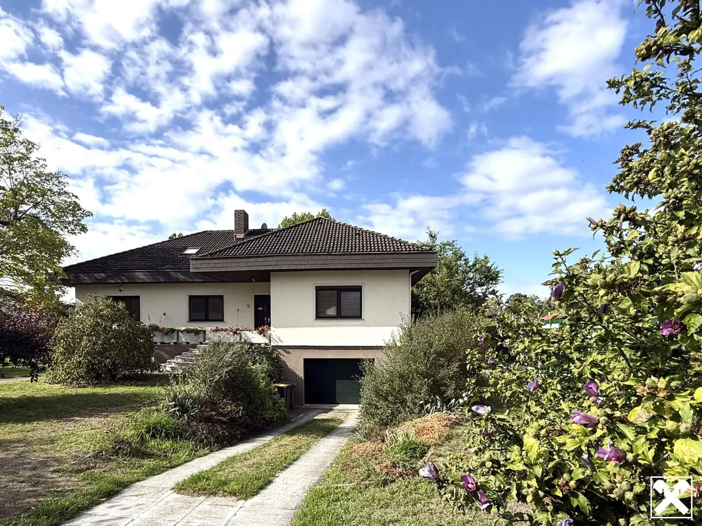 Quiet setting with pool and large garden Family apartment
