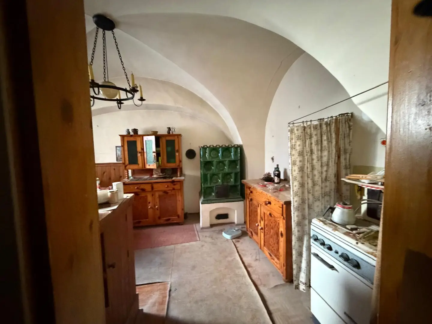 Sanierungsbedürftige Altbauwohnung mit historischem Charakter und Potenzial