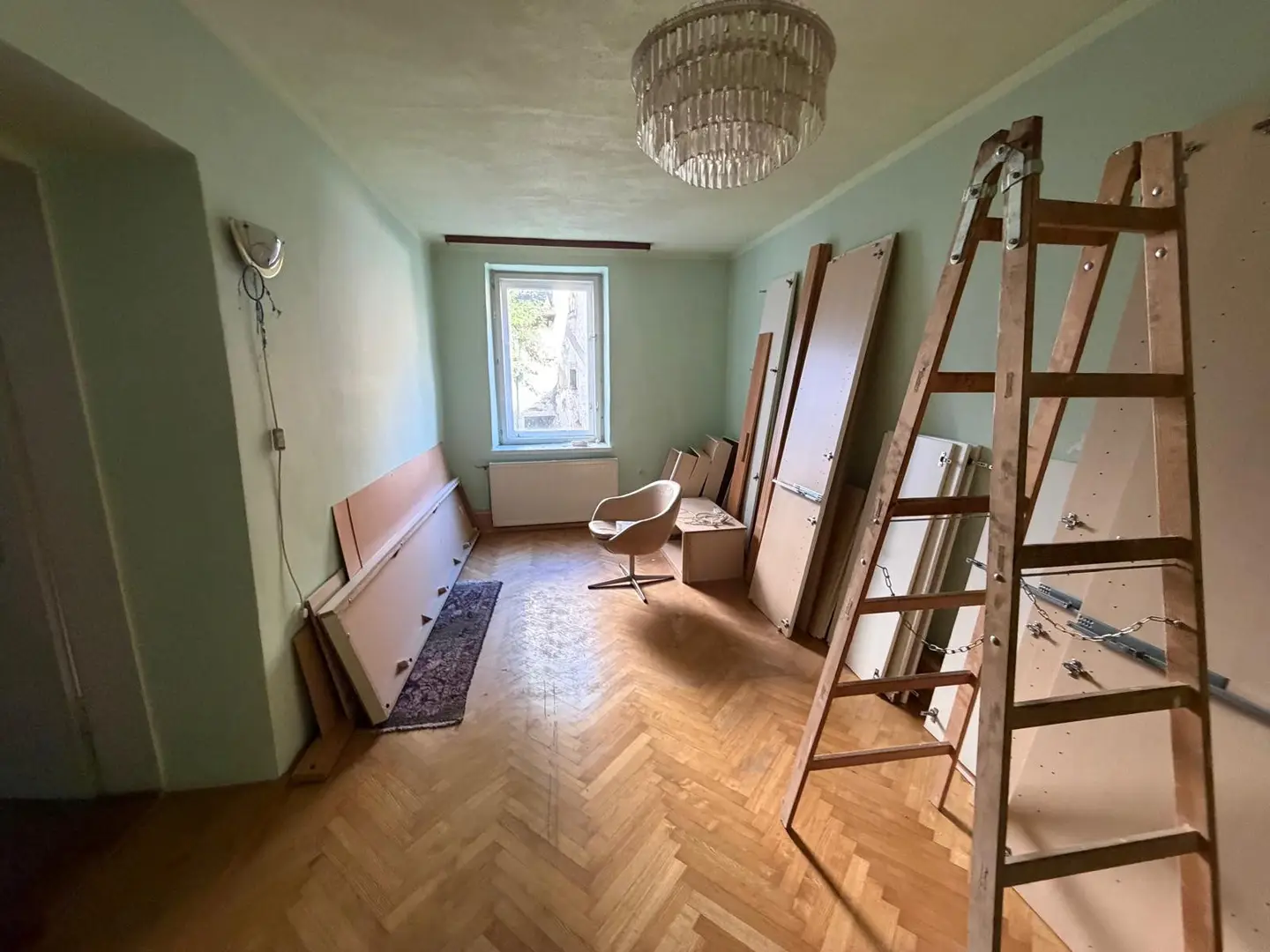 Sanierungsbedürftige Altbauwohnung mit historischem Charakter und Potenzial