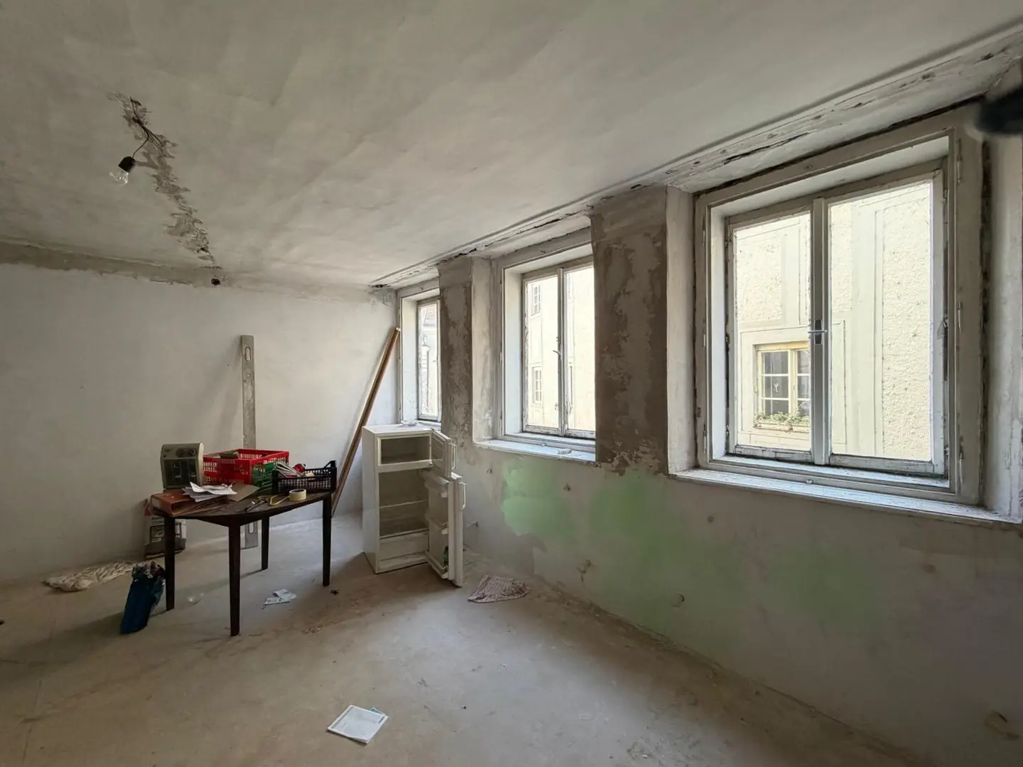 Sanierungsbedürftige Altbauwohnung mit historischem Charakter und Potenzial