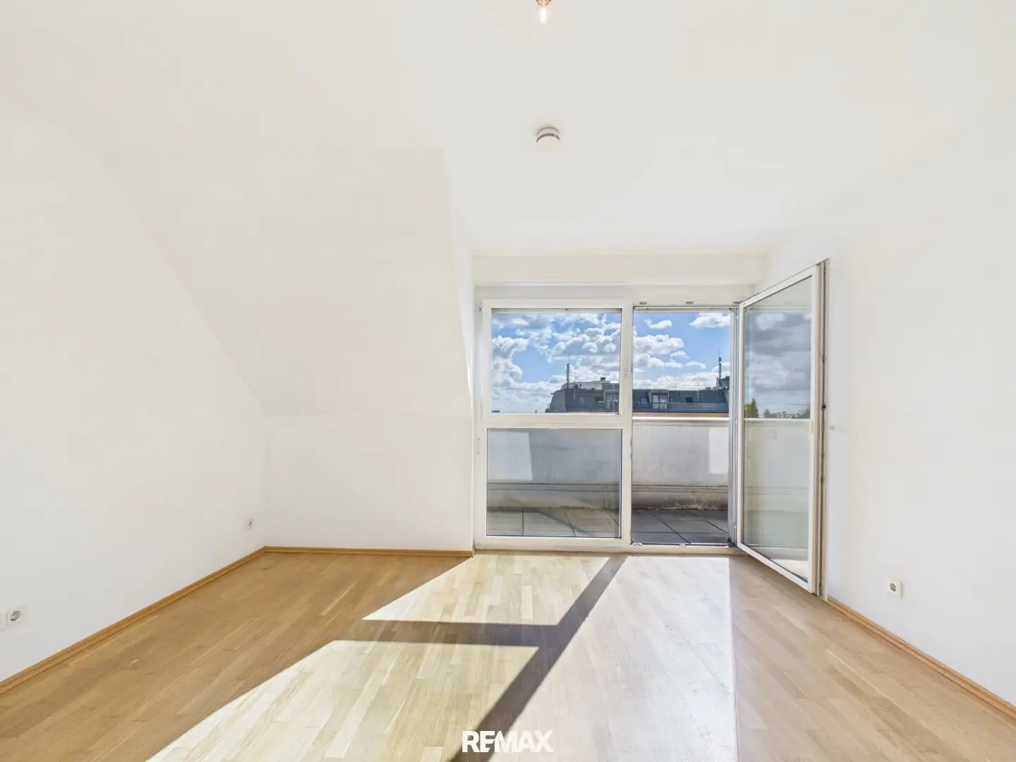 Helle 3-Zimmer-Wohnung mit Terrasse – modern wohnen direkt bei der U1