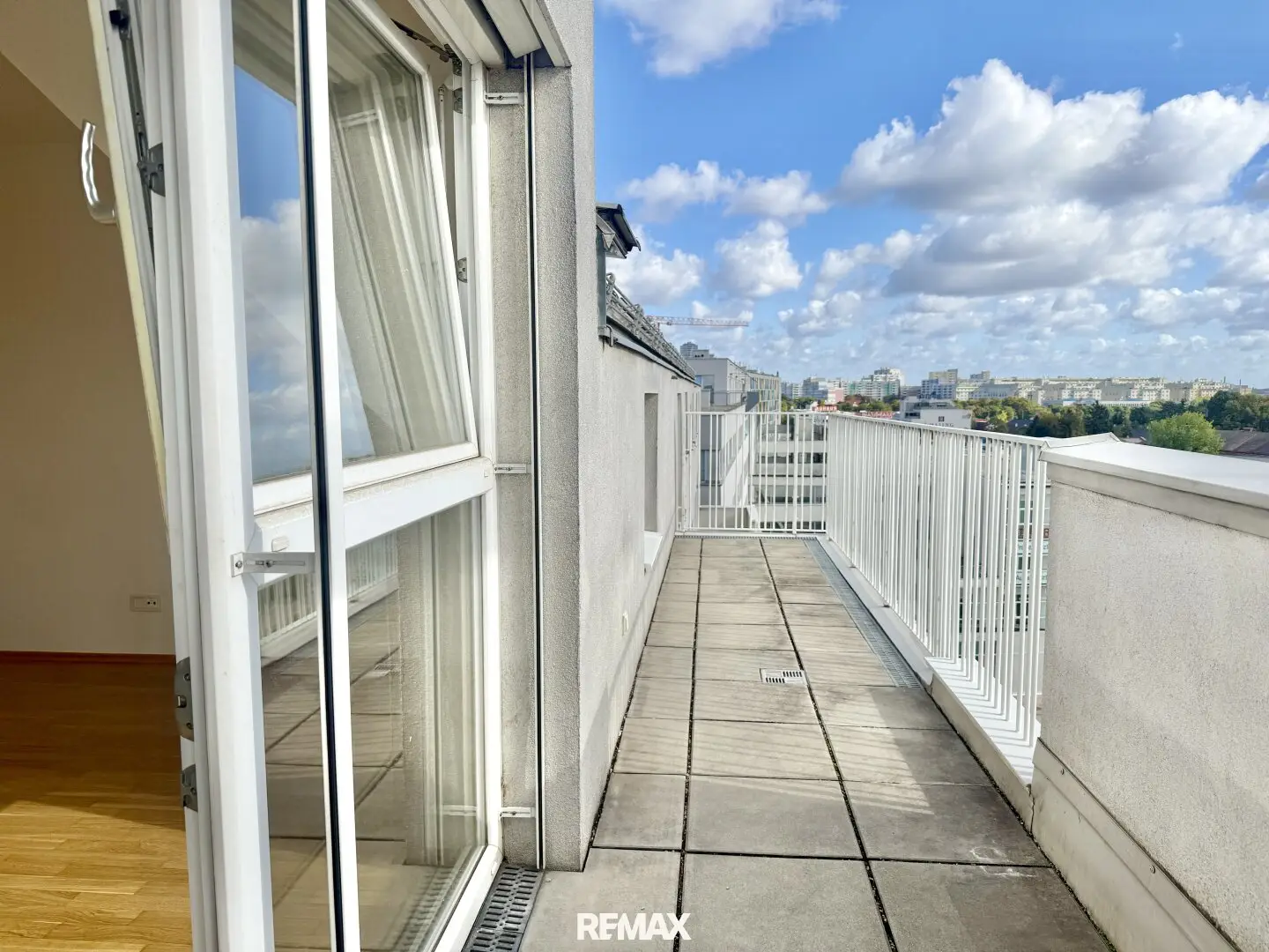 Bright 3-room apartment with terrace – modern living directly by the U1