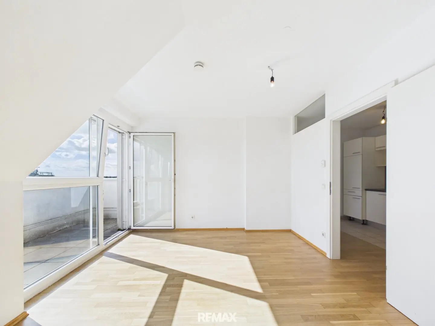 Helle 3-Zimmer-Wohnung mit Terrasse – modern wohnen direkt bei der U1