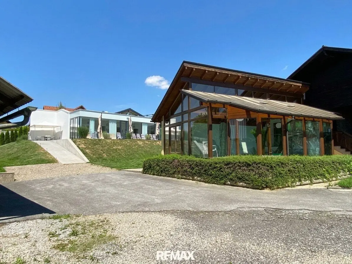 Touristisches Immobilienensemble mit Hallenbad – zwei Häuser, zahlreiche Möglichkeiten - wurde bereits touristisch genutzt!