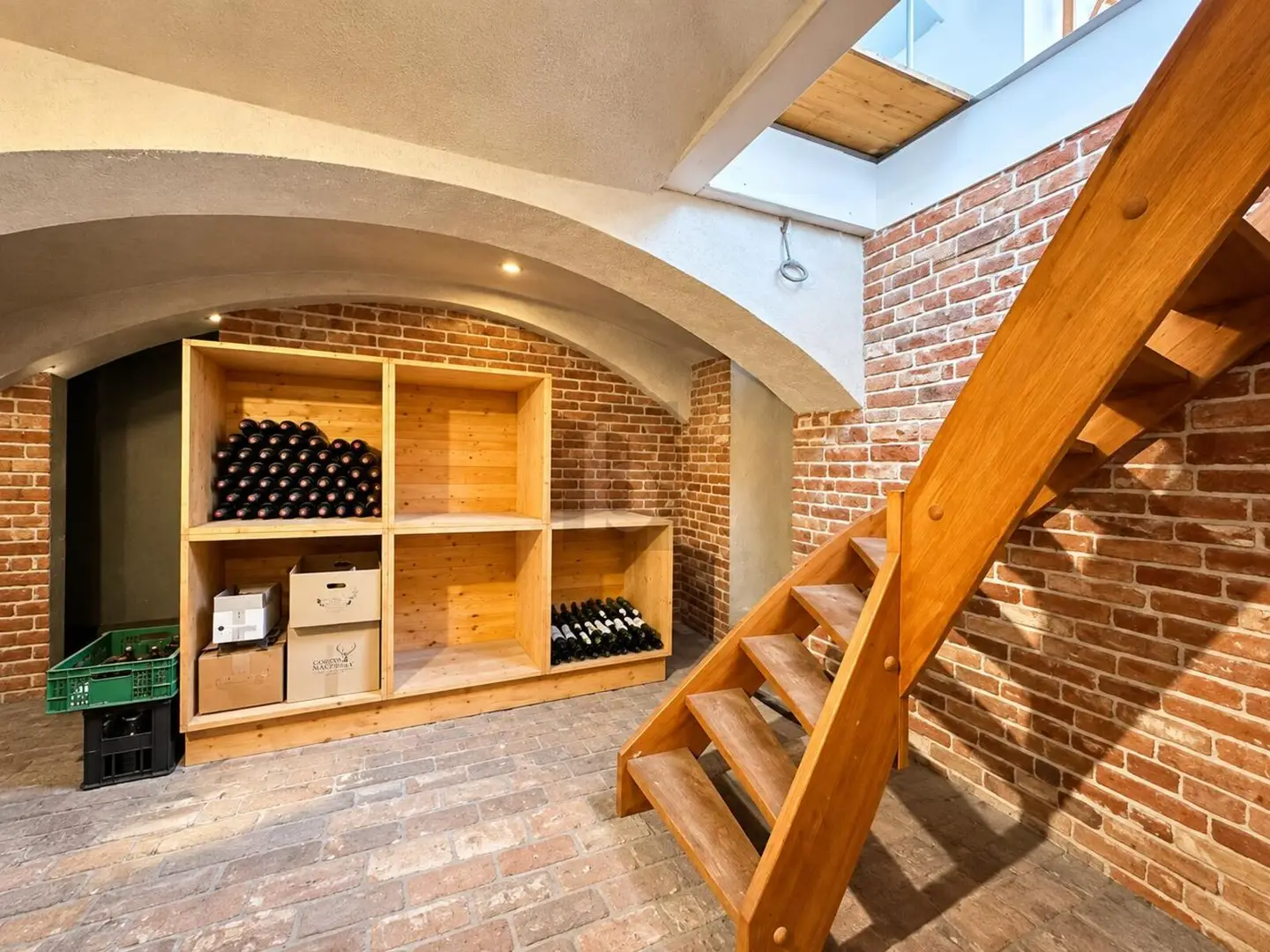 Apartment with commercial kitchen and private wine cellar