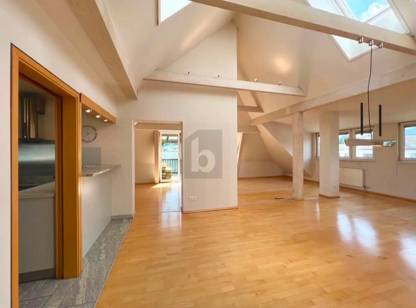 Bright penthouse in a very central location