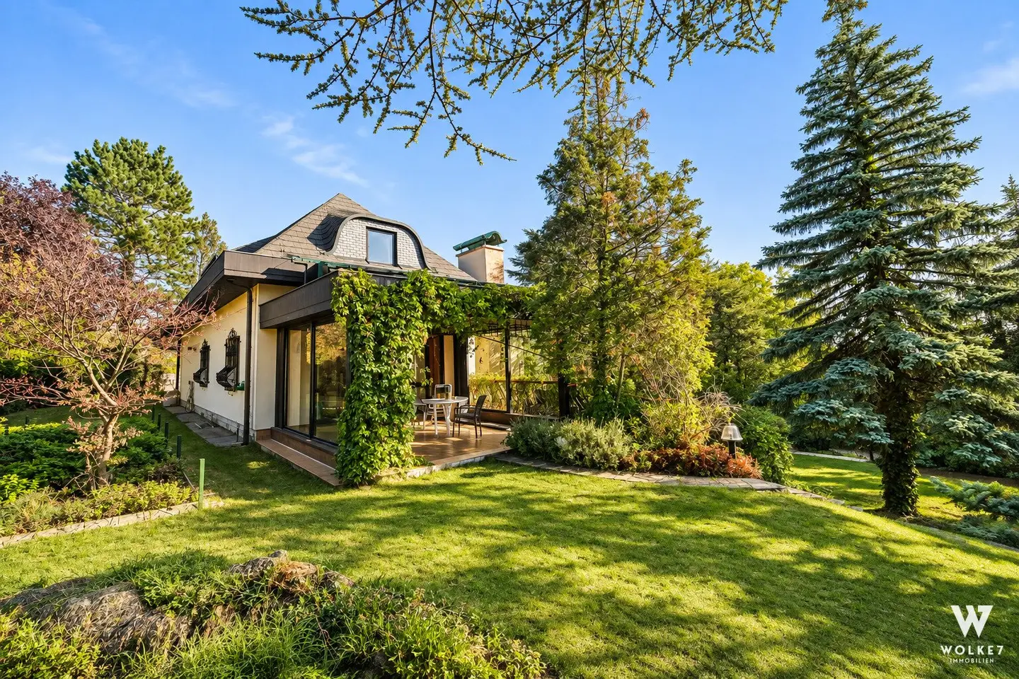 Villa with indoor pool, large private garden, double garage, near Burg Lichtenstein
