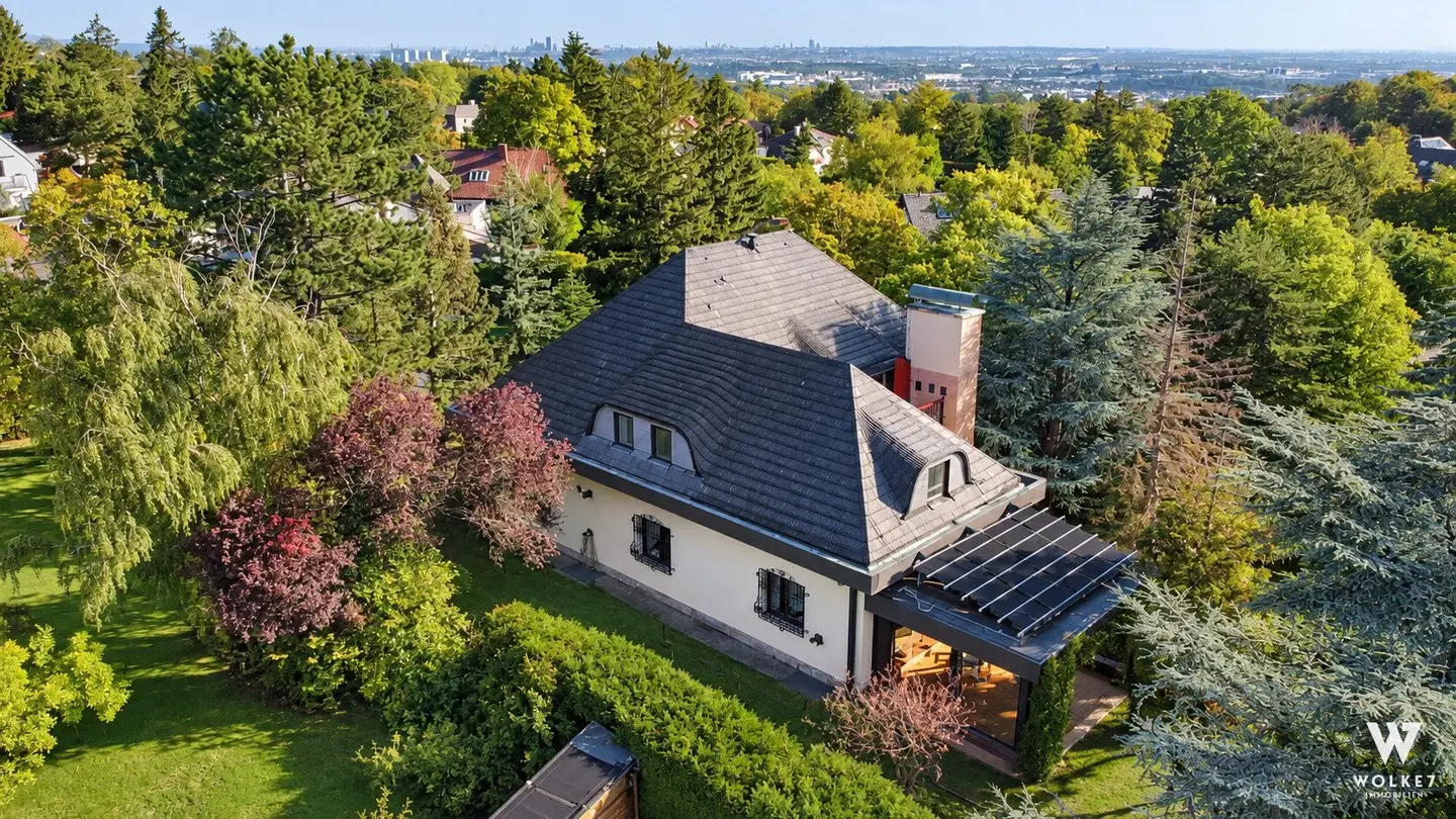 Villa with indoor pool, large private garden, double garage, near Burg Lichtenstein