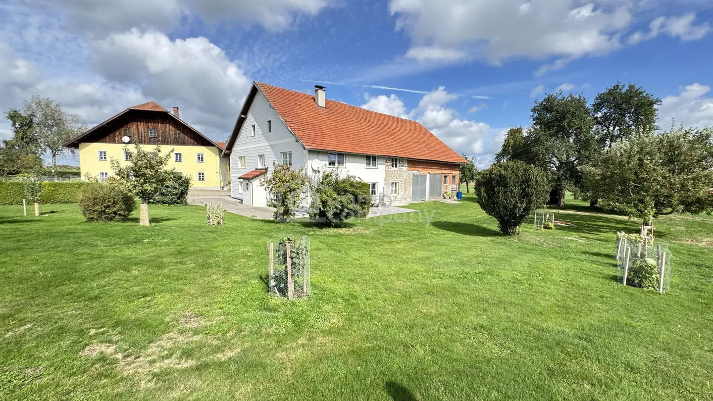 Großzügiges Landhaus mit zwei großen Wohnungen, Tenne &amp; rund 2.000 m² Grund, Seewalchen am Attersee.