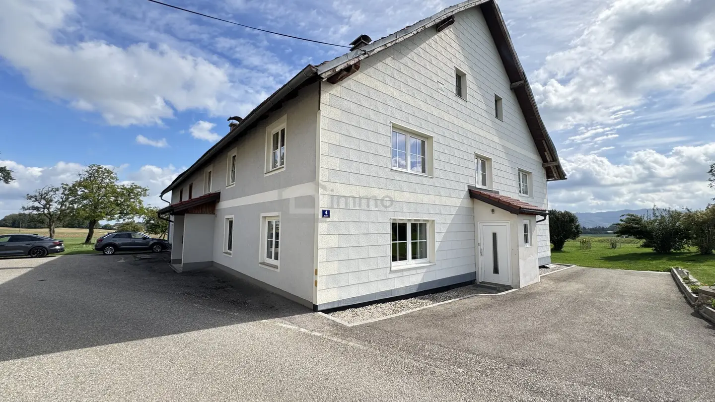 Großzügiges Landhaus mit zwei großen Wohnungen, Tenne &amp; rund 2.000 m² Grund, Seewalchen am Attersee.