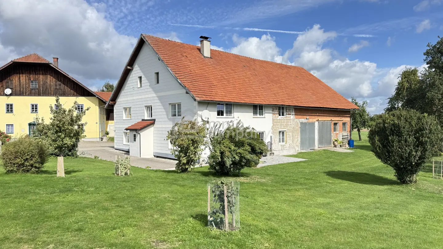 Großzügiges Landhaus mit zwei großen Wohnungen, Tenne &amp; rund 2.000 m² Grund, Seewalchen am Attersee.