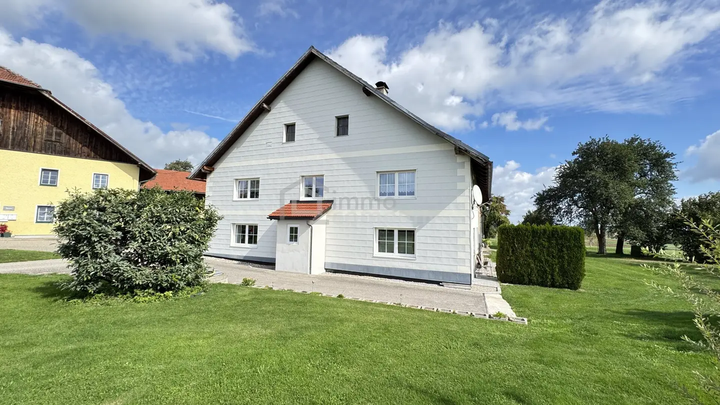 Großzügiges Landhaus mit zwei großen Wohnungen, Tenne &amp; rund 2.000 m² Grund, Seewalchen am Attersee.