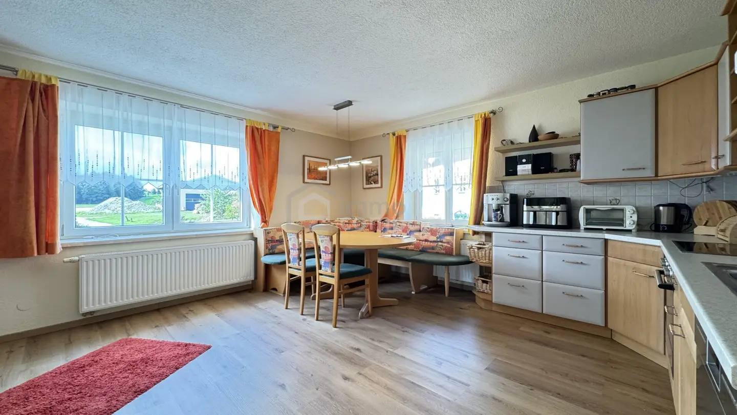 Großzügiges Landhaus mit zwei großen Wohnungen, Tenne &amp; rund 2.000 m² Grund, Seewalchen am Attersee.