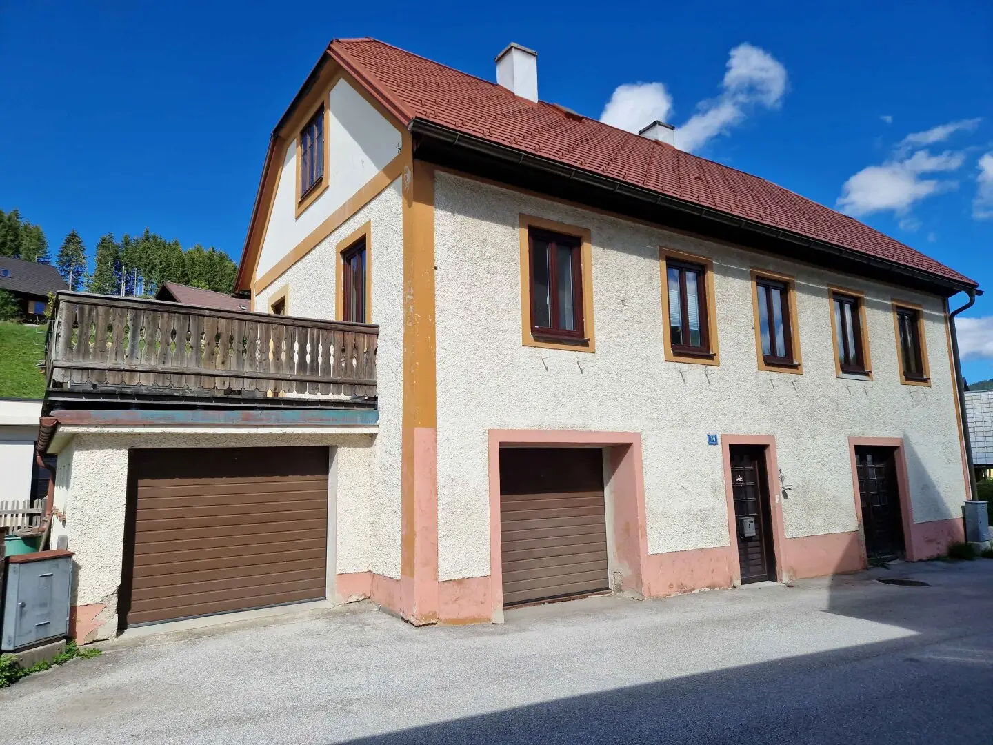 Single-family house in central location with development potential