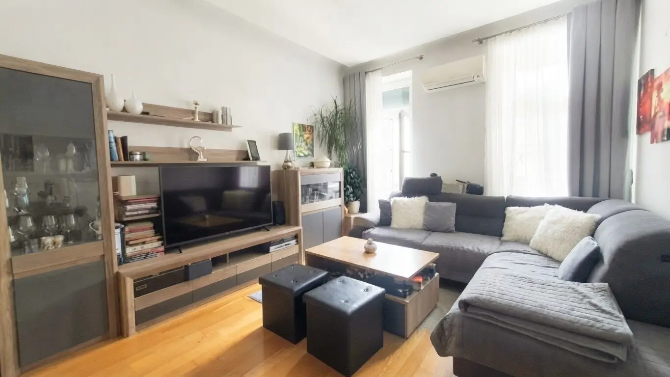 GEPFLEGTE ALTBAUWOHNUNG MIT BESONDEREM POTENZIAL ca. 44 m² | 2 Zimmer | 4. Stock | Einbauküche | Dachbodenzukauf möglich