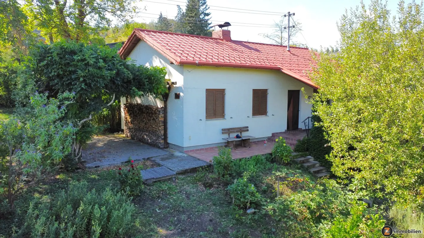 Secluded, idyllic house with large grounds and privacy