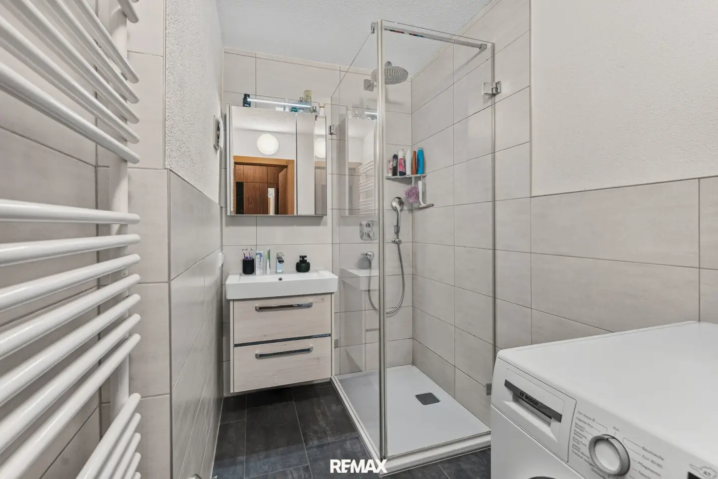 Light-filled family home with mountain panorama: Modernized 4-room apartment with 2 balconies and parking for sale