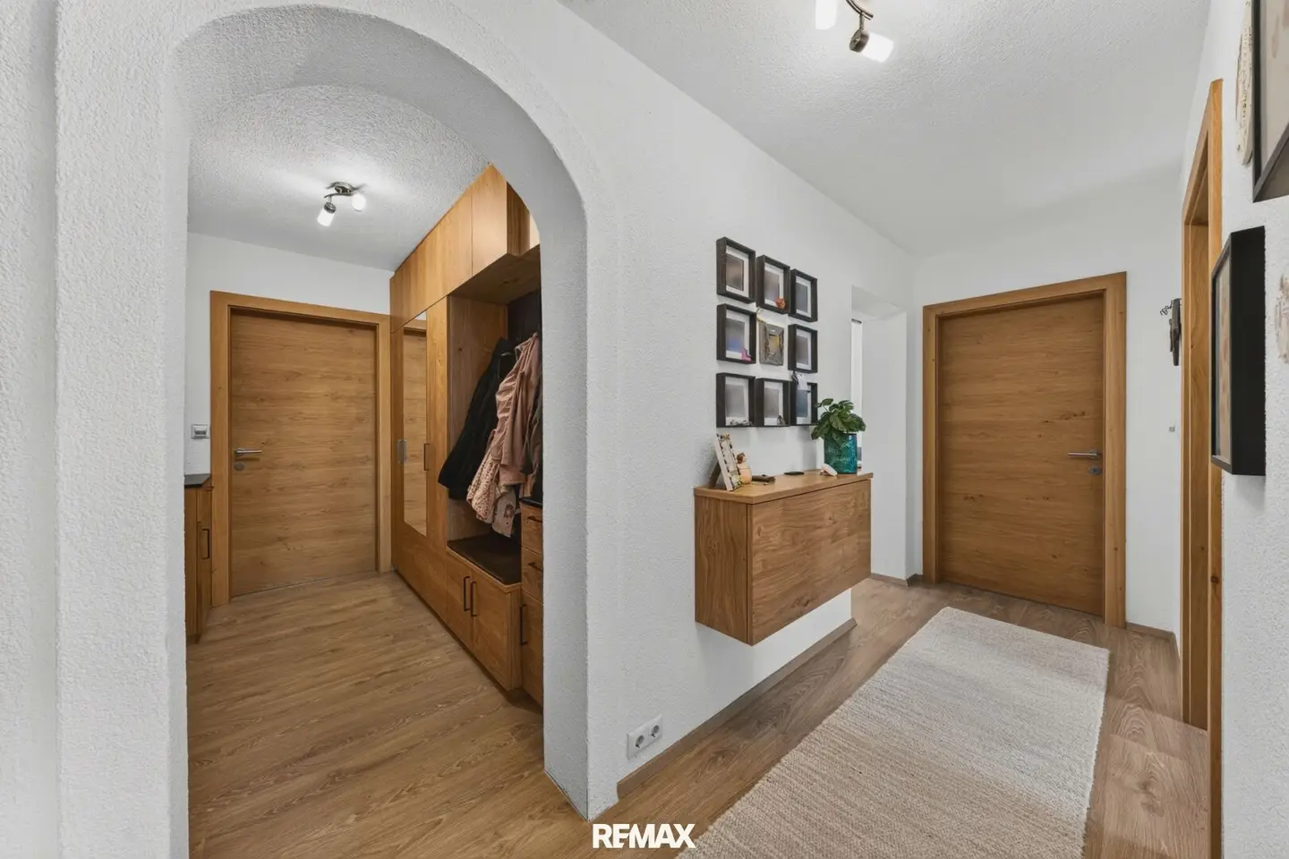 Light-filled family home with mountain panorama: Modernized 4-room apartment with 2 balconies and parking for sale