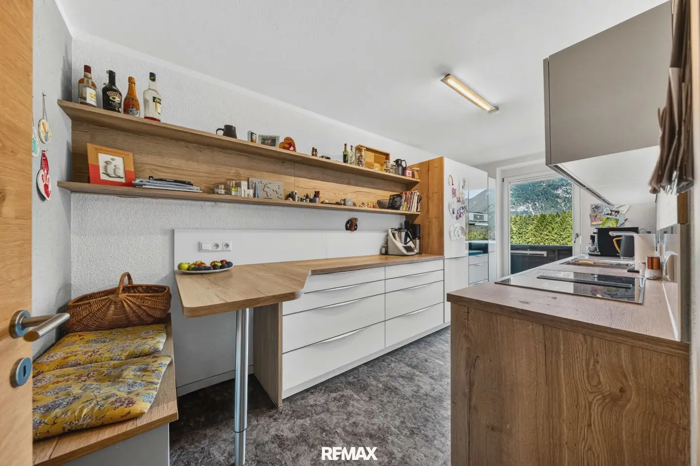Light-filled family home with mountain panorama: Modernized 4-room apartment with 2 balconies and parking for sale