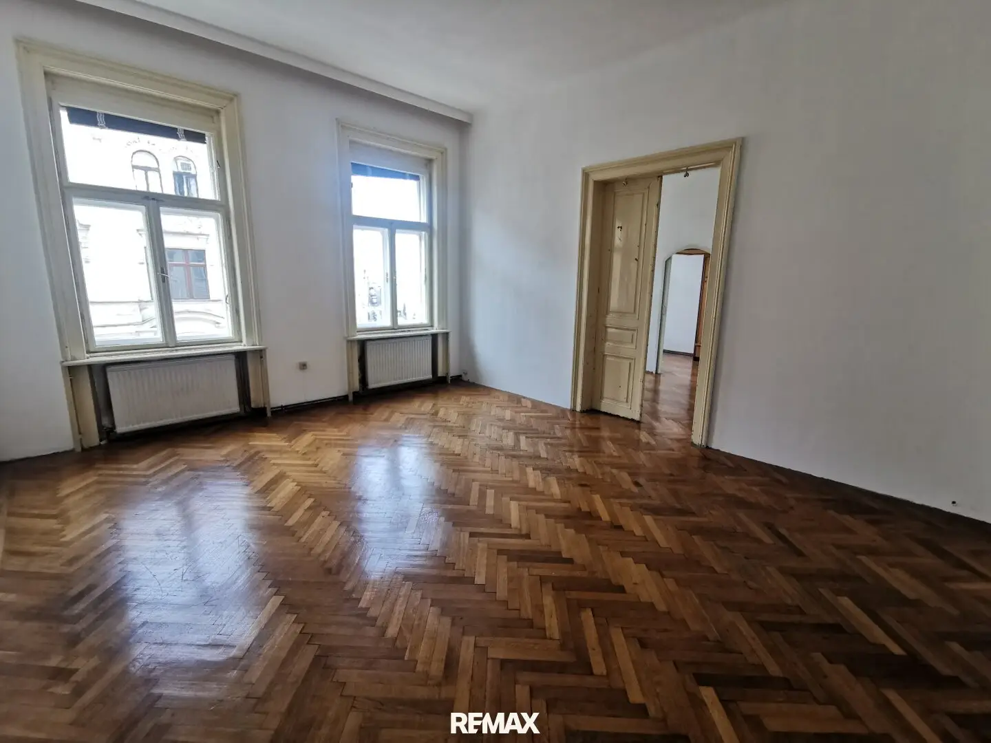 Mögliches Paradies > verschiedenste Umbaumöglichkeiten > sanierungsbedürftige 4 Zimmer plus in guter Lage des 6..
