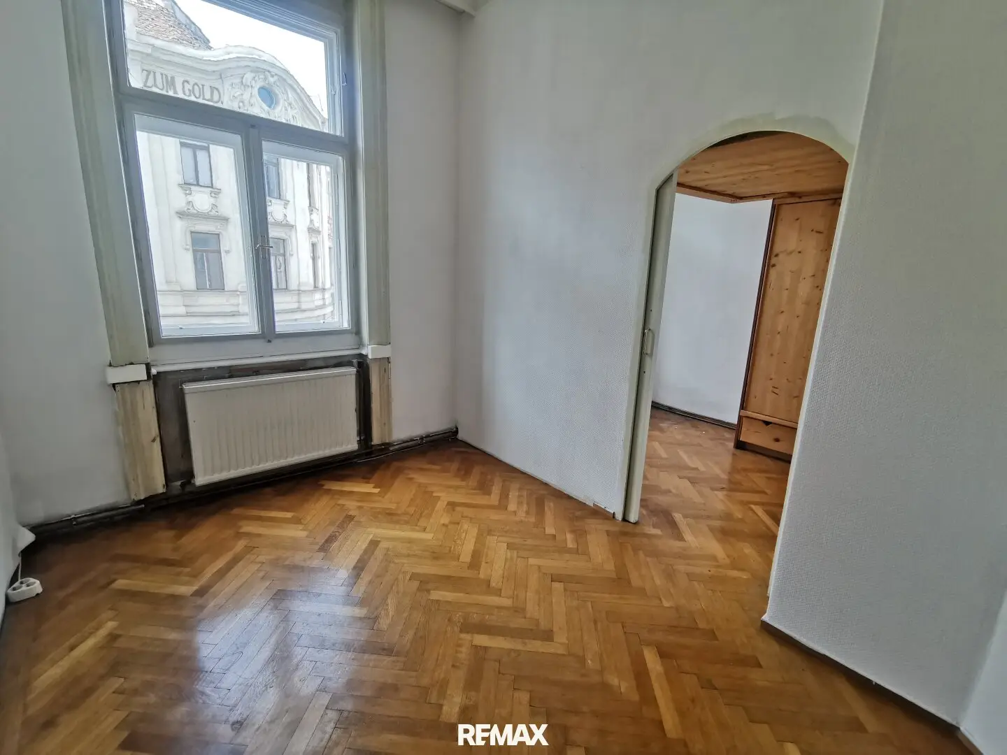 Mögliches Paradies > verschiedenste Umbaumöglichkeiten > sanierungsbedürftige 4 Zimmer plus in guter Lage des 6..