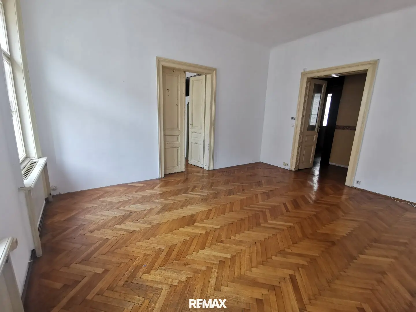 Mögliches Paradies > verschiedenste Umbaumöglichkeiten > sanierungsbedürftige 4 Zimmer plus in guter Lage des 6..