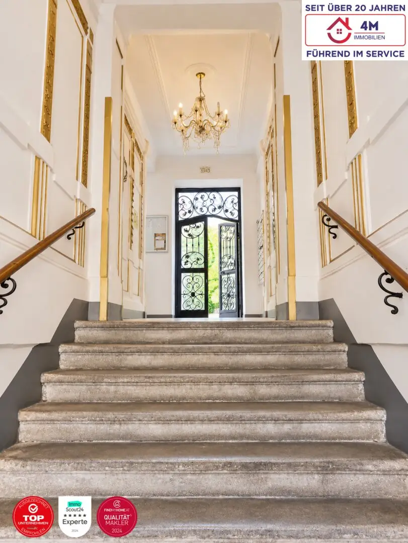 Exceptionally large living area with 41 m², 4 room apartment with old building charm, right next to the subway