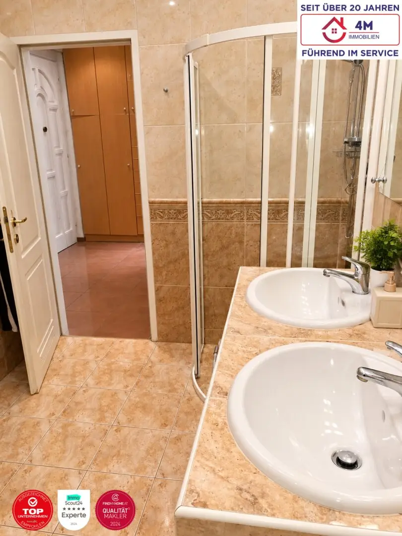 Exceptionally large living area with 41 m², 4 room apartment with old building charm, right next to the subway