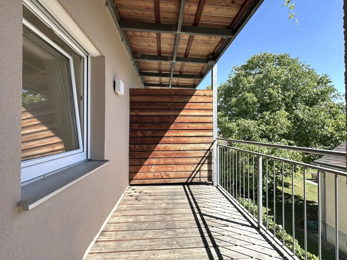 Commission-free Sunny 2-room Apartment with Balcony and Additional Carport Parking Space