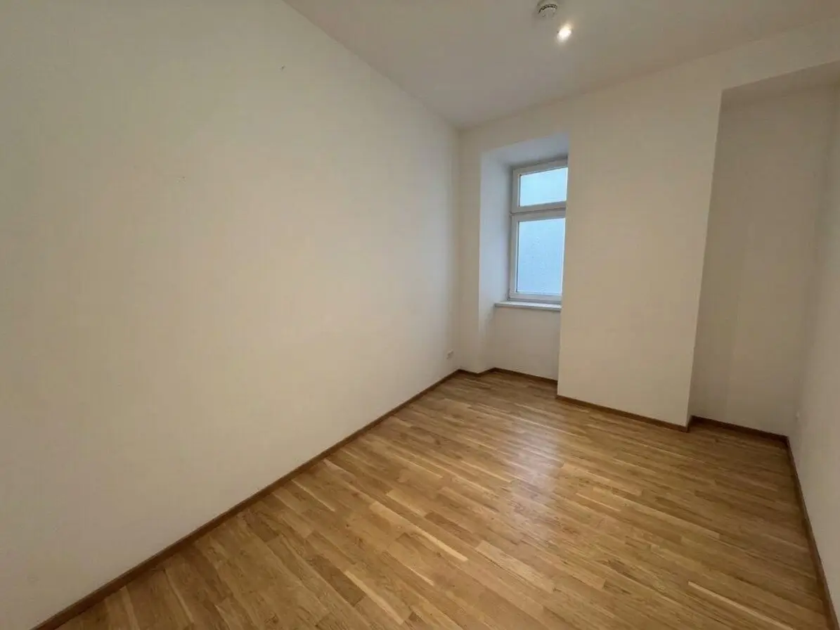 U4 in approx 5 minutes on foot, compact commercial space, versatile use, street side entrance