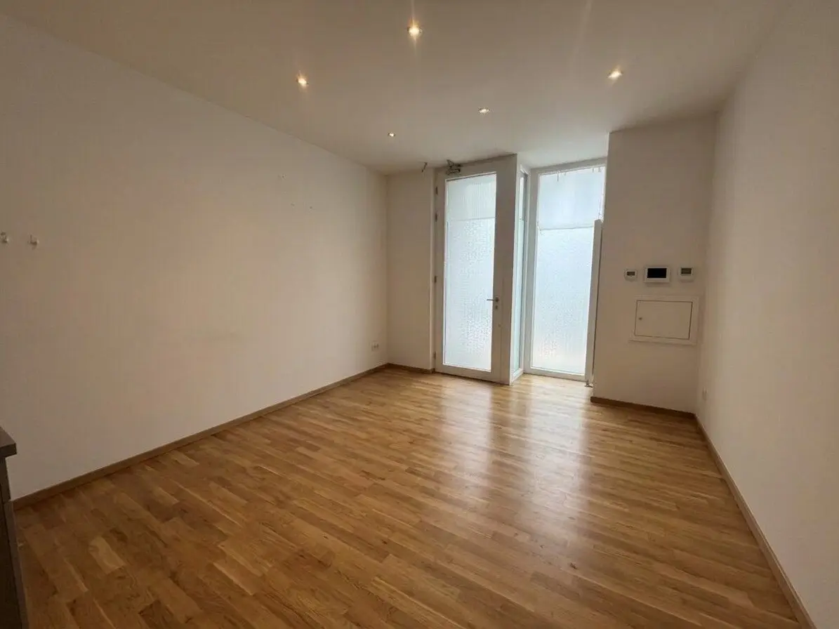 U4 in approx 5 minutes on foot, compact commercial space, versatile use, street side entrance