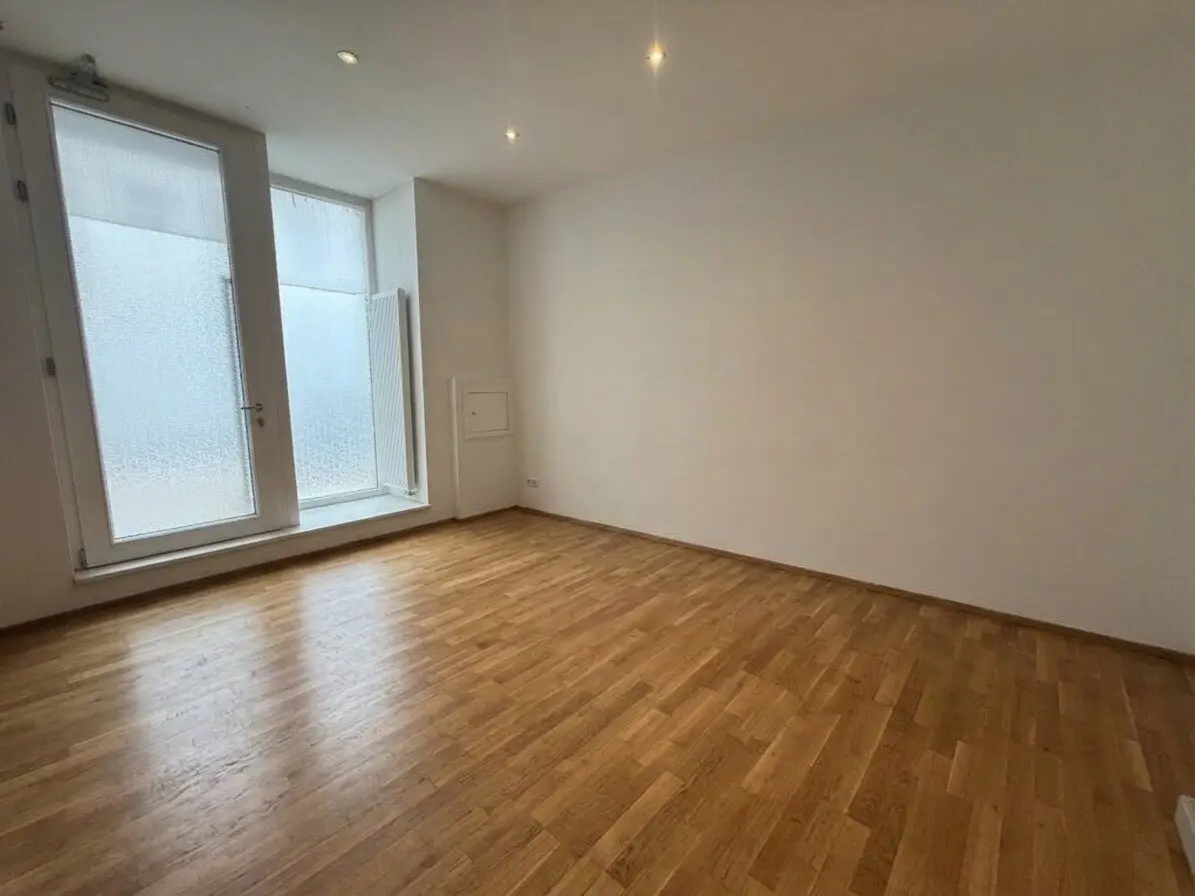 U4 in approx 5 minutes on foot, compact commercial space, versatile use, street side entrance