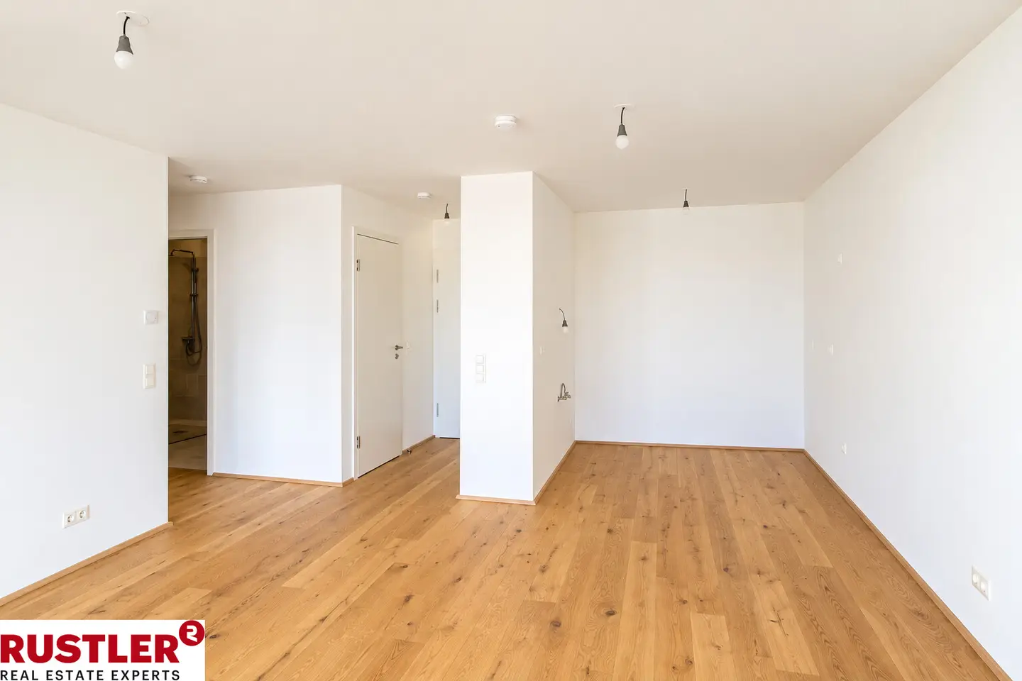 Erstbezug Wohnung mit Freifläche und lichtdurchfluteten Räumen