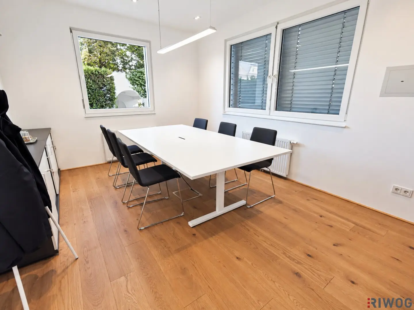 Top-renovated 99m² ground floor office with private front garden | Modern equipment including tea kitchen and air conditioning