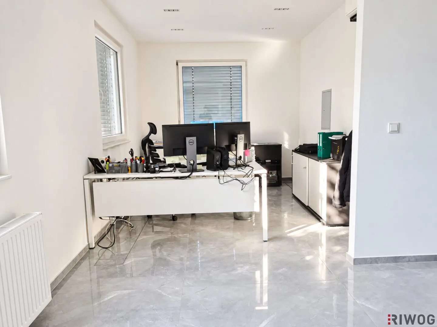 Top-renovated 99m² ground floor office with private front garden | Modern equipment including tea kitchen and air conditioning
