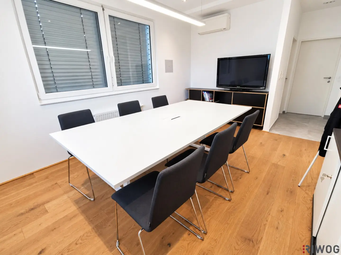 Topsaniertes 99m² EG-Büro mit eigenem Vorgarten | Moderne Ausstattung inkl. Teeküche und Klima
