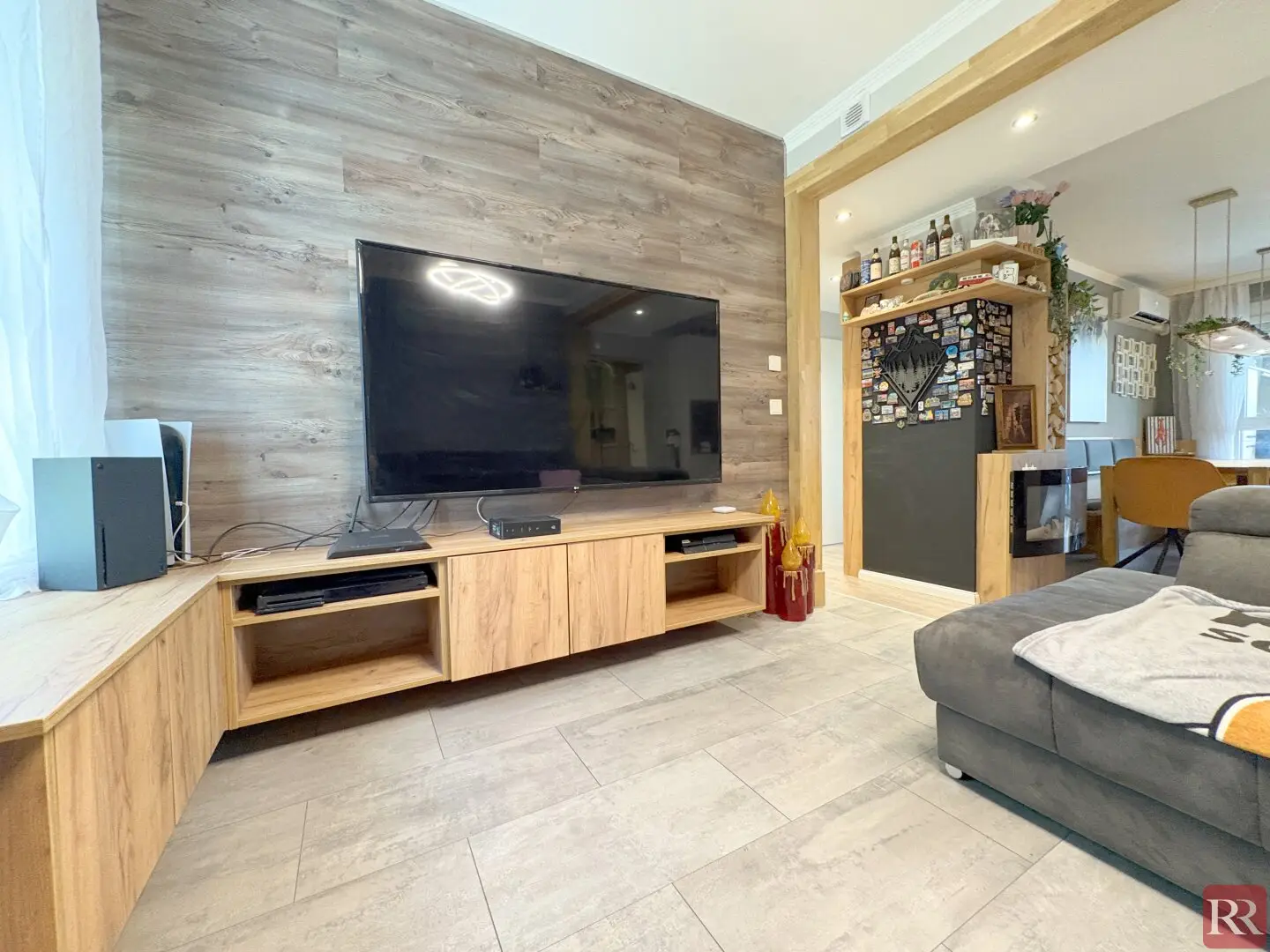 Moderne Dreizimmerwohnung mit Garten und zwei Parkplätzen, Badebiotop