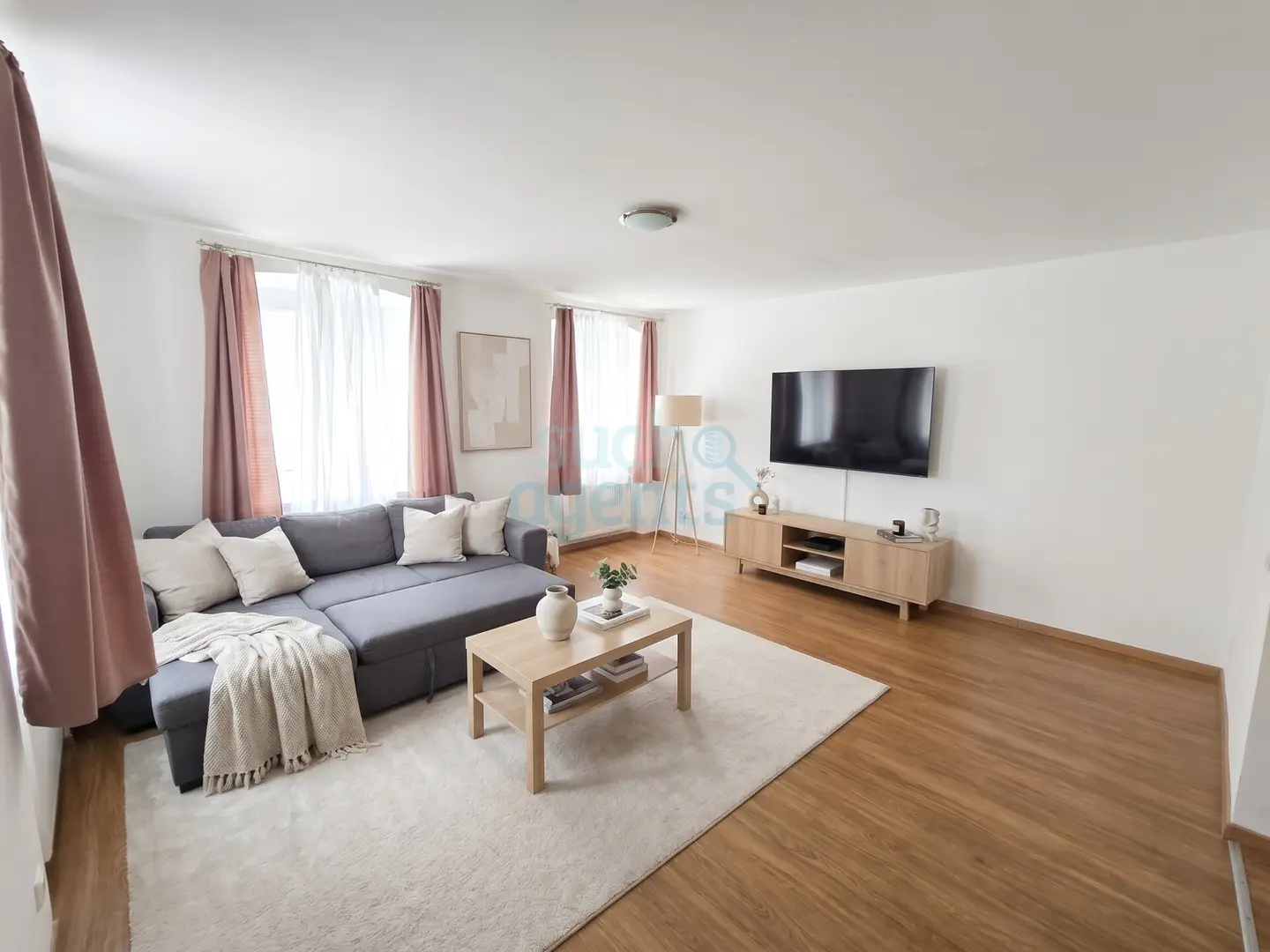 Erdgeschosswohnung umfassend saniert mit privatem Eingang