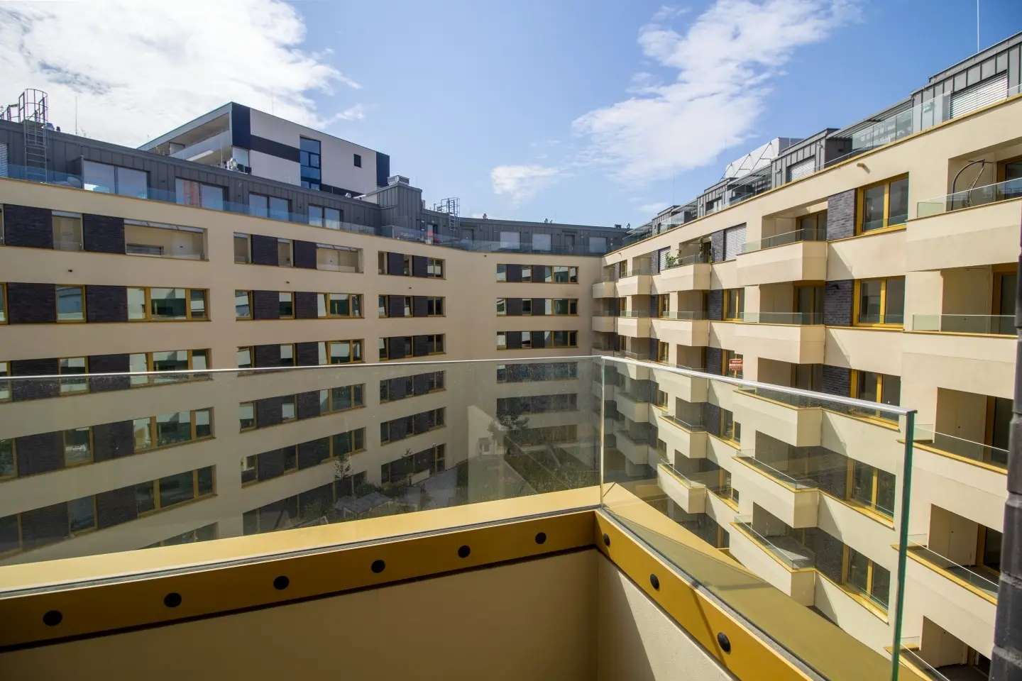 Move in ready Wohnung with loggia and high quality fittings