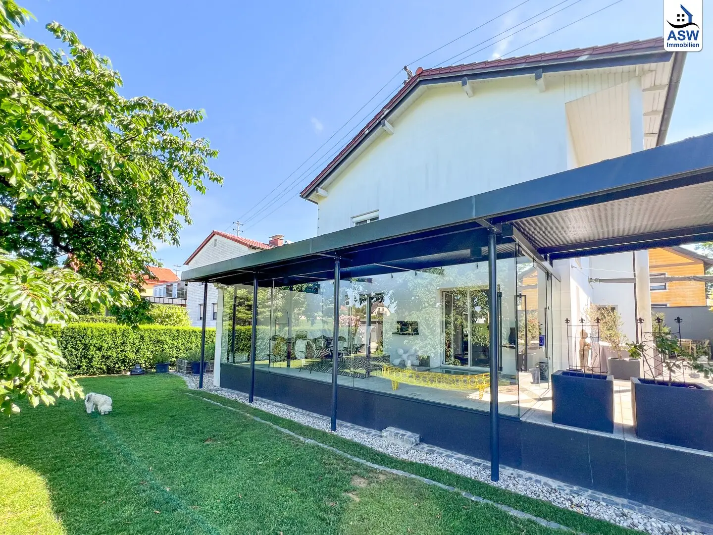 Top Einfamilienhaus mit ca. 180 m², Pool, überdachter Terrasse und 2 Garagen in ruhiger Grünlage mit PV-Anlage, Luftwärmepumpe und Holzöfen