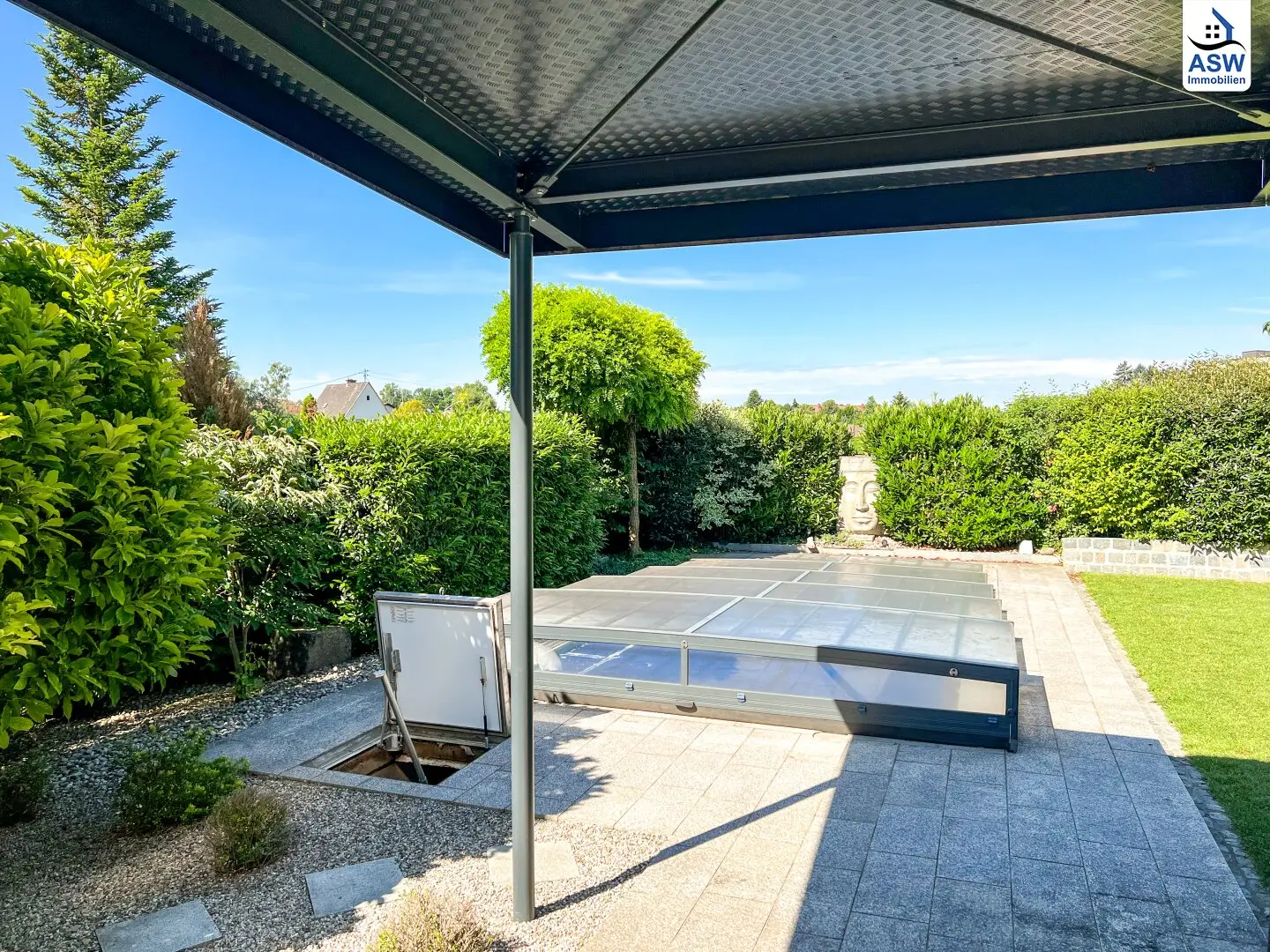 Top Einfamilienhaus mit ca. 180 m², Pool, überdachter Terrasse und 2 Garagen in ruhiger Grünlage mit PV-Anlage, Luftwärmepumpe und Holzöfen