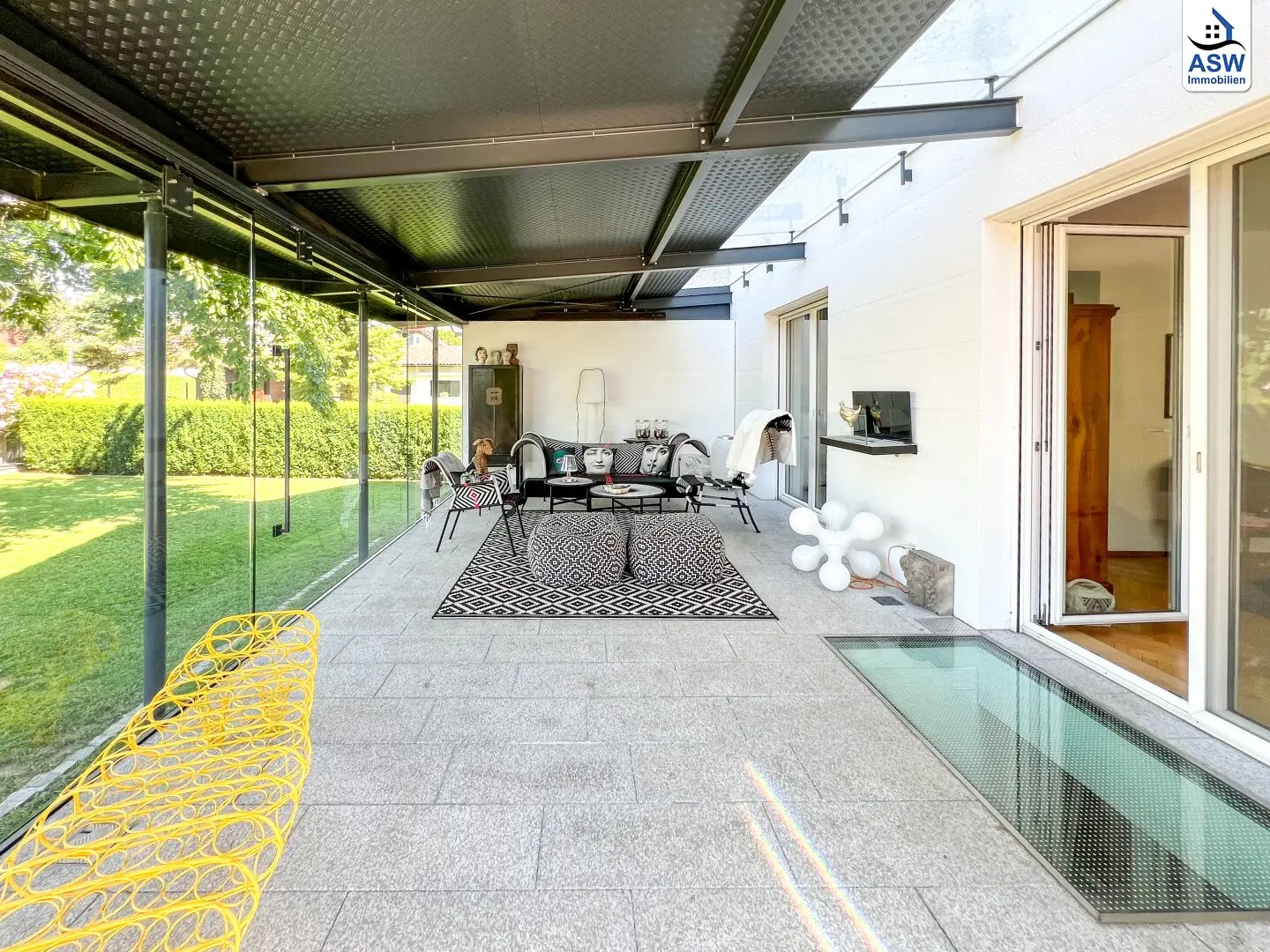 Top Einfamilienhaus mit ca. 180 m², Pool, überdachter Terrasse und 2 Garagen in ruhiger Grünlage mit PV-Anlage, Luftwärmepumpe und Holzöfen