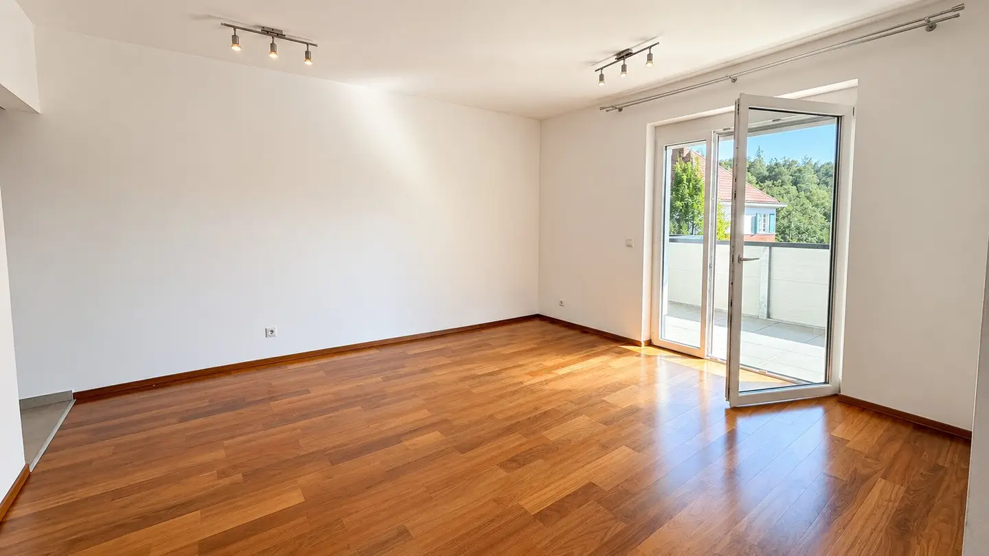First occupancy after renovation! Bright 2-room apartment with 14 m² terrace in dream location