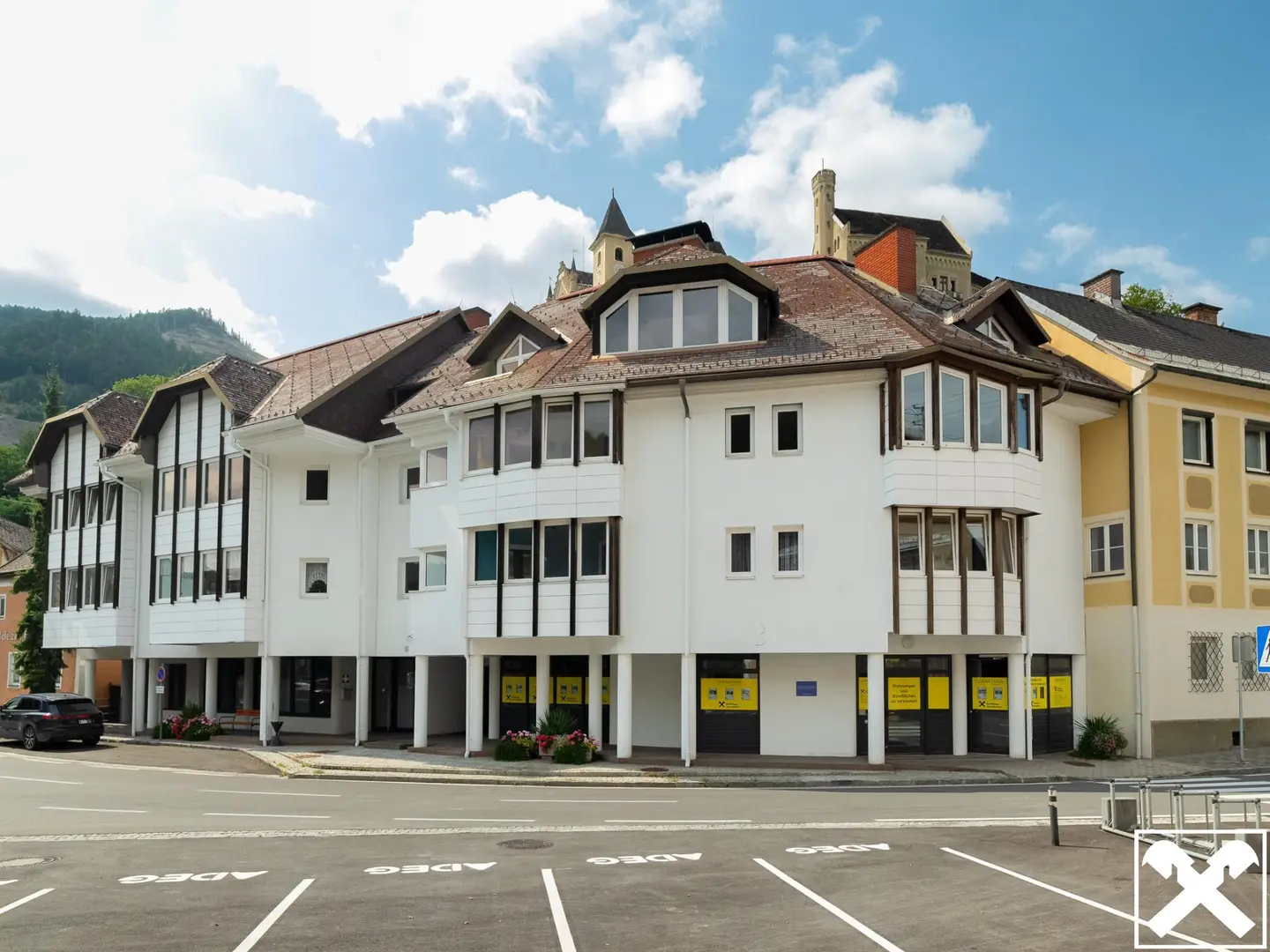 Income apartment with glazed loggia and shared roof terrace