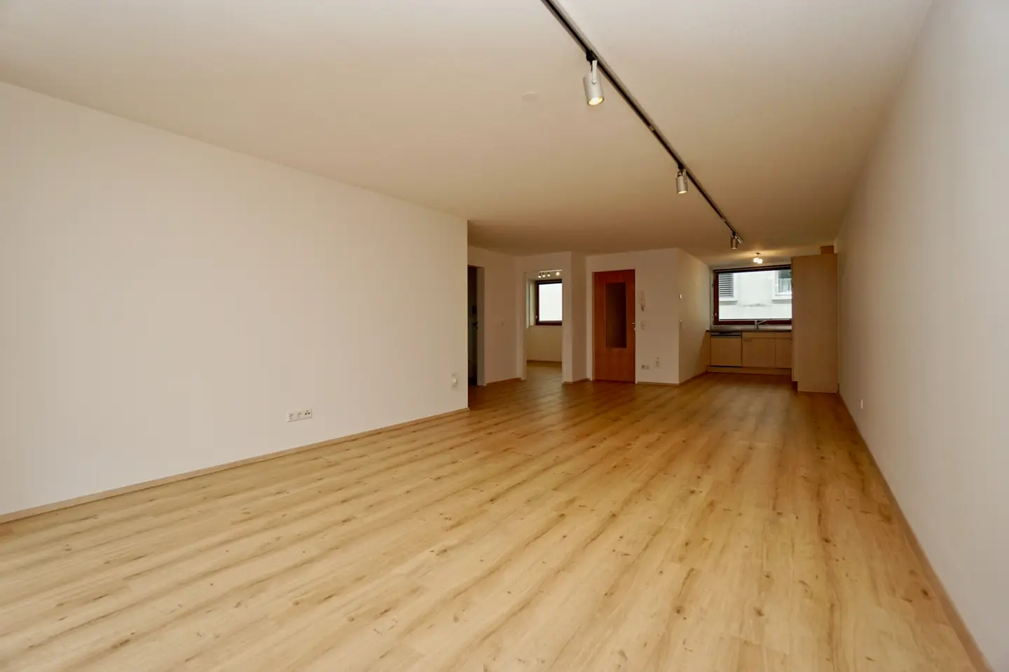 Helle Wohnung mit Balkon und Tiefgarage in Innenstadtlage