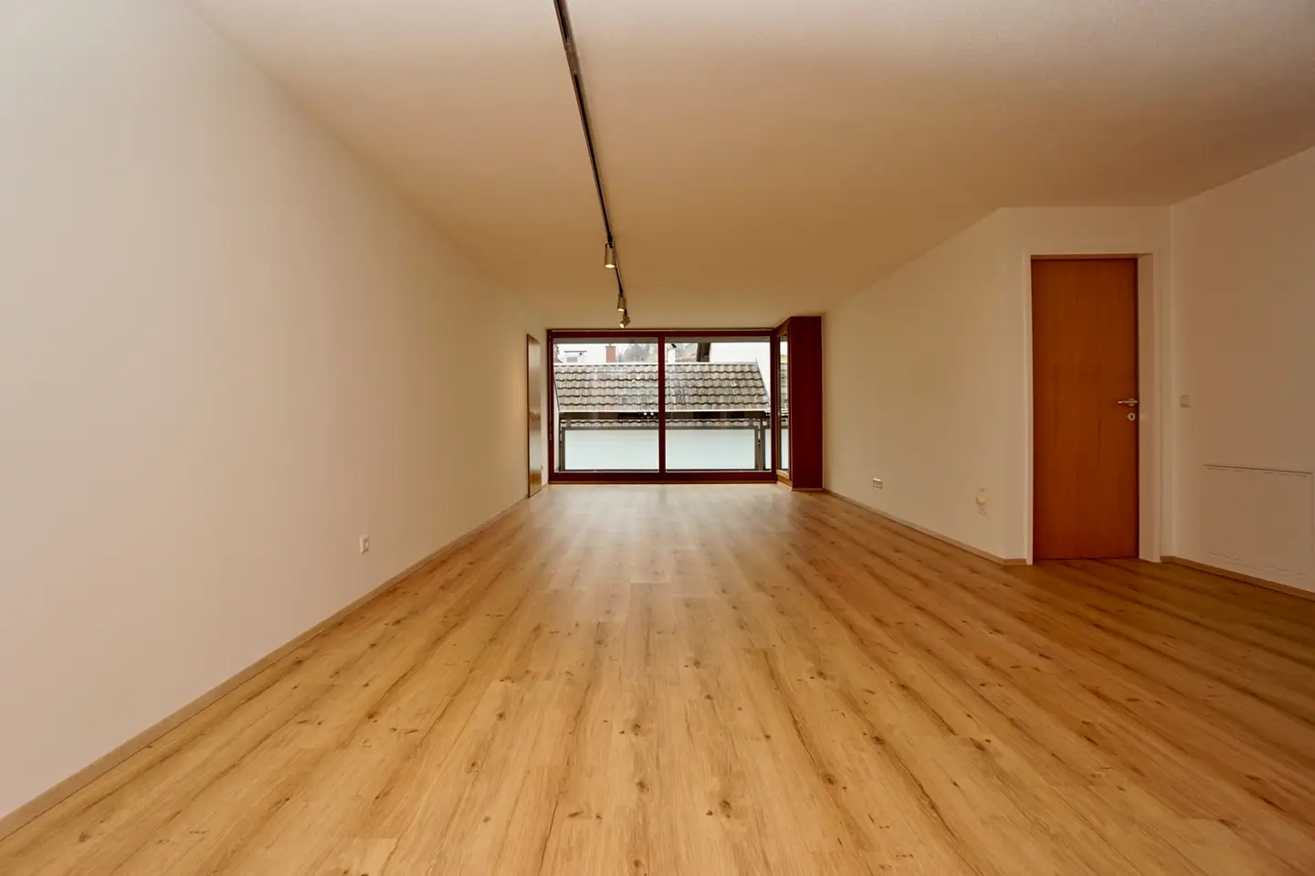 Helle Wohnung mit Balkon und Tiefgarage in Innenstadtlage