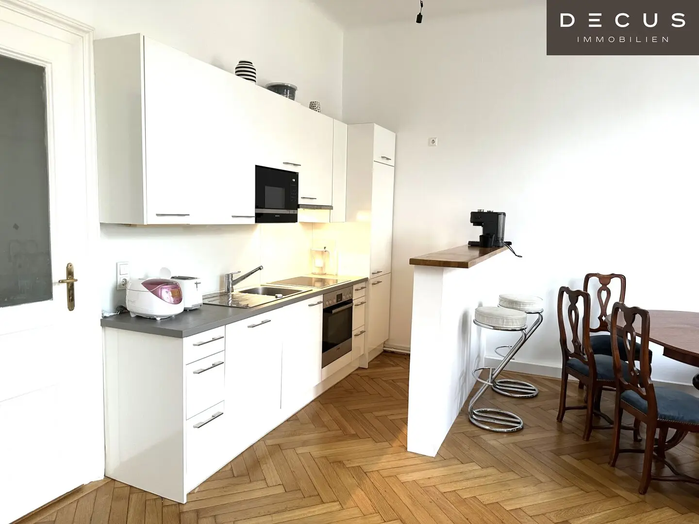 Near AKH | Open-ended | 2-room period apartment 68 m² | Top quiet location | Fitted kitchen | 3rd floor with elevator | U4 U6 | Available 01.01.2027