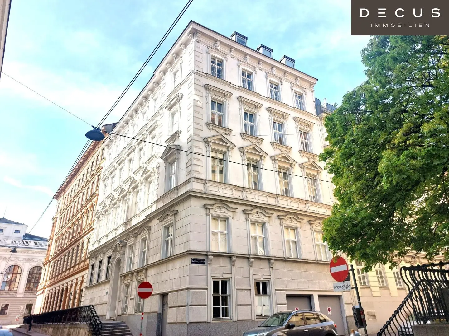 Near AKH | Open-ended | 2-room period apartment 68 m² | Top quiet location | Fitted kitchen | 3rd floor with elevator | U4 U6 | Available 01.01.2027
